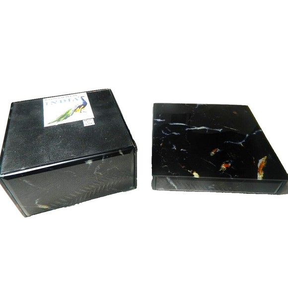 Marbled Box Handcrafted in India 4.75"X4.75"X3" Felt Lining - Picture 5 of 6